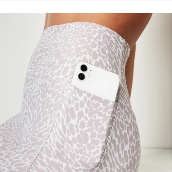 Vuori Studio Pocket Highwaist Performance Legging Women’s Small Animal Print - Picture 10 of 10